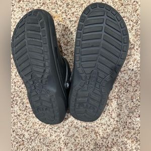 Black crocs kids with fuzzy lining. Size J5